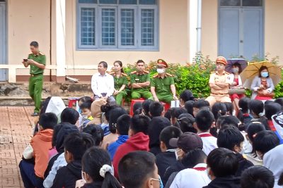 CÔNG AN TX BUÔN HỒ TUYÊN TRUYỀN “AN TOÀN GIAO THÔNG VÀ BẠO LỰC HỌC ĐƯỜNG” VỚI HS TRƯỜNG THCS NGUYỄN DU